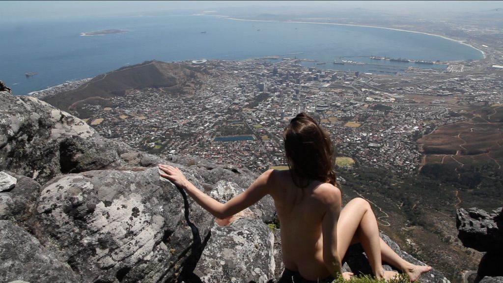 Bycie nago jest jak założenie zbroi. Aleksandra Karpowicz w swoim projekcie pokazuje ciało jako dom [wywiad]