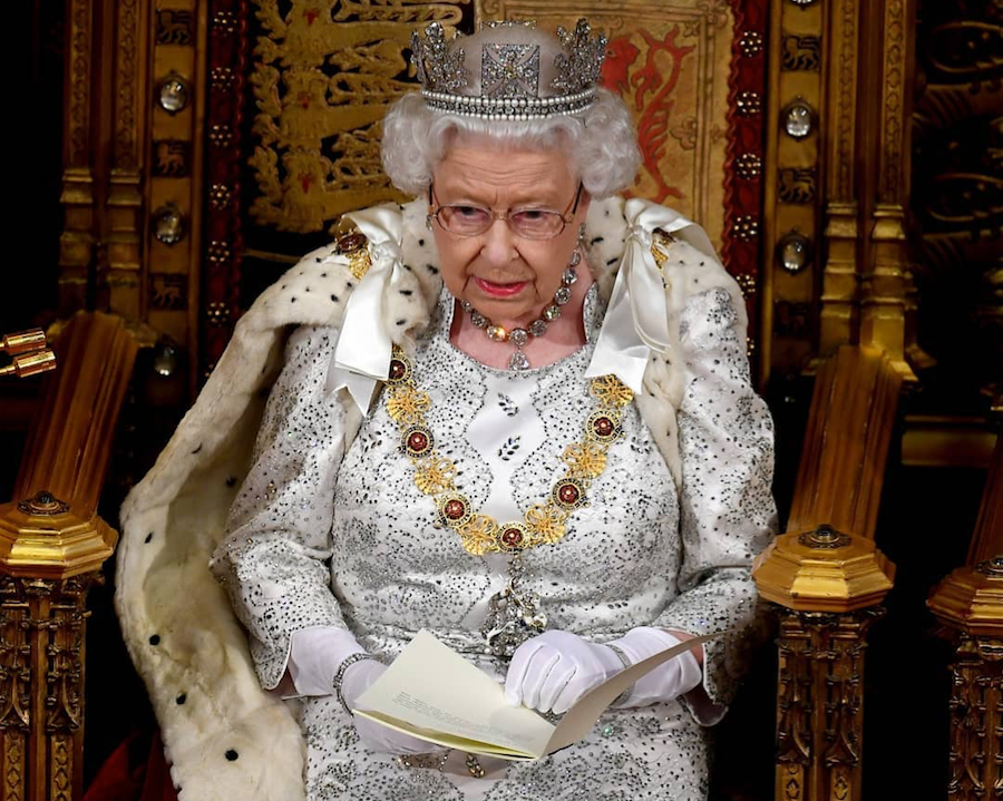 Elżbieta II rezygnuje z prawdziwego futra. To pierwsza królowa angielska, która zdecydowała się na ten krok