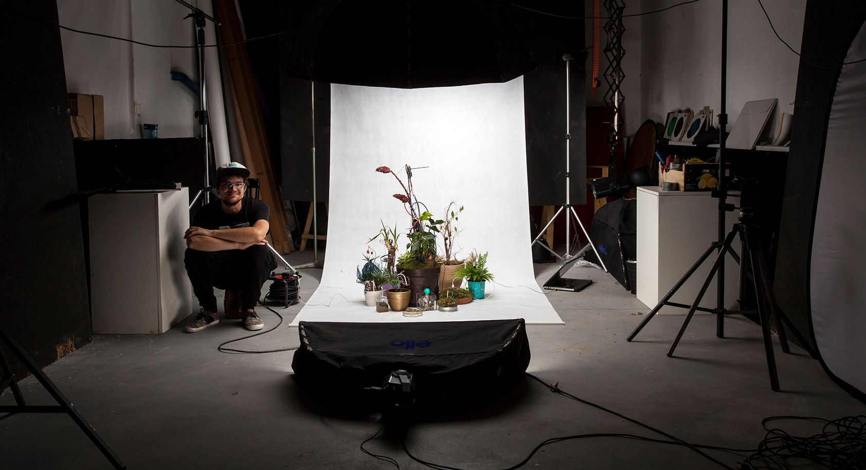 Kuba Garścia – artysta, który założył kwiaciarnię eksperymentalną w duchu upcyklingu. Łączy sztukę, naturę i technologię