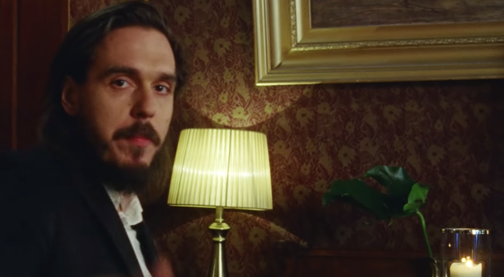 Porywający klip Miuosha o wzlotach i upadkach, z akcentem na upadki