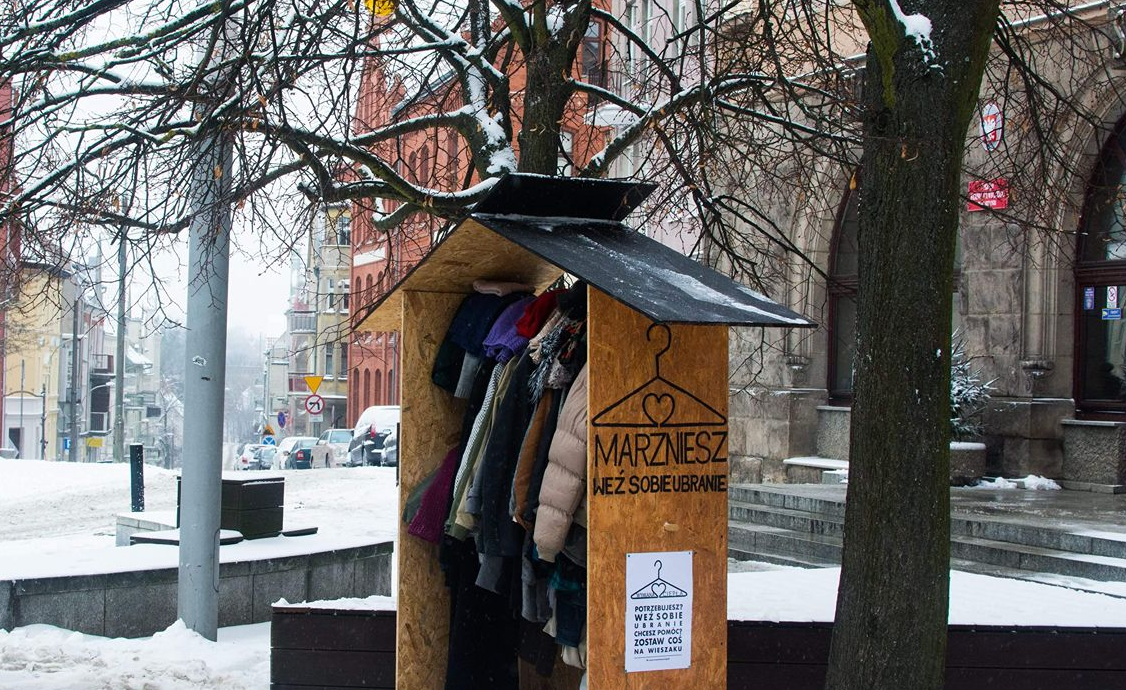 W całej Polsce pojawiły się wieszaki do "Wymiany Ciepła", gdzie można zostawić ubrania dla potrzebujących