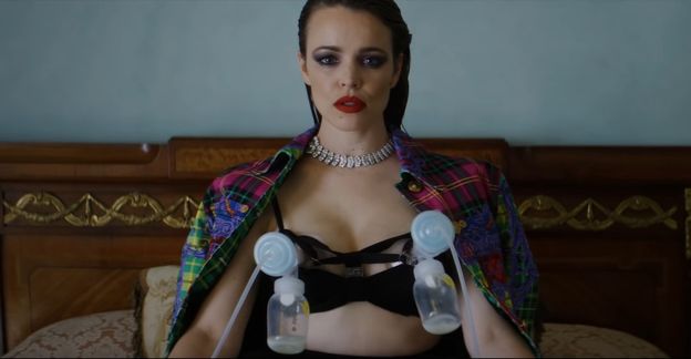 Za chuda, za gruba, zbyt sexy. Cynthia Nixon czyta manifest o trudach bycia kobietą