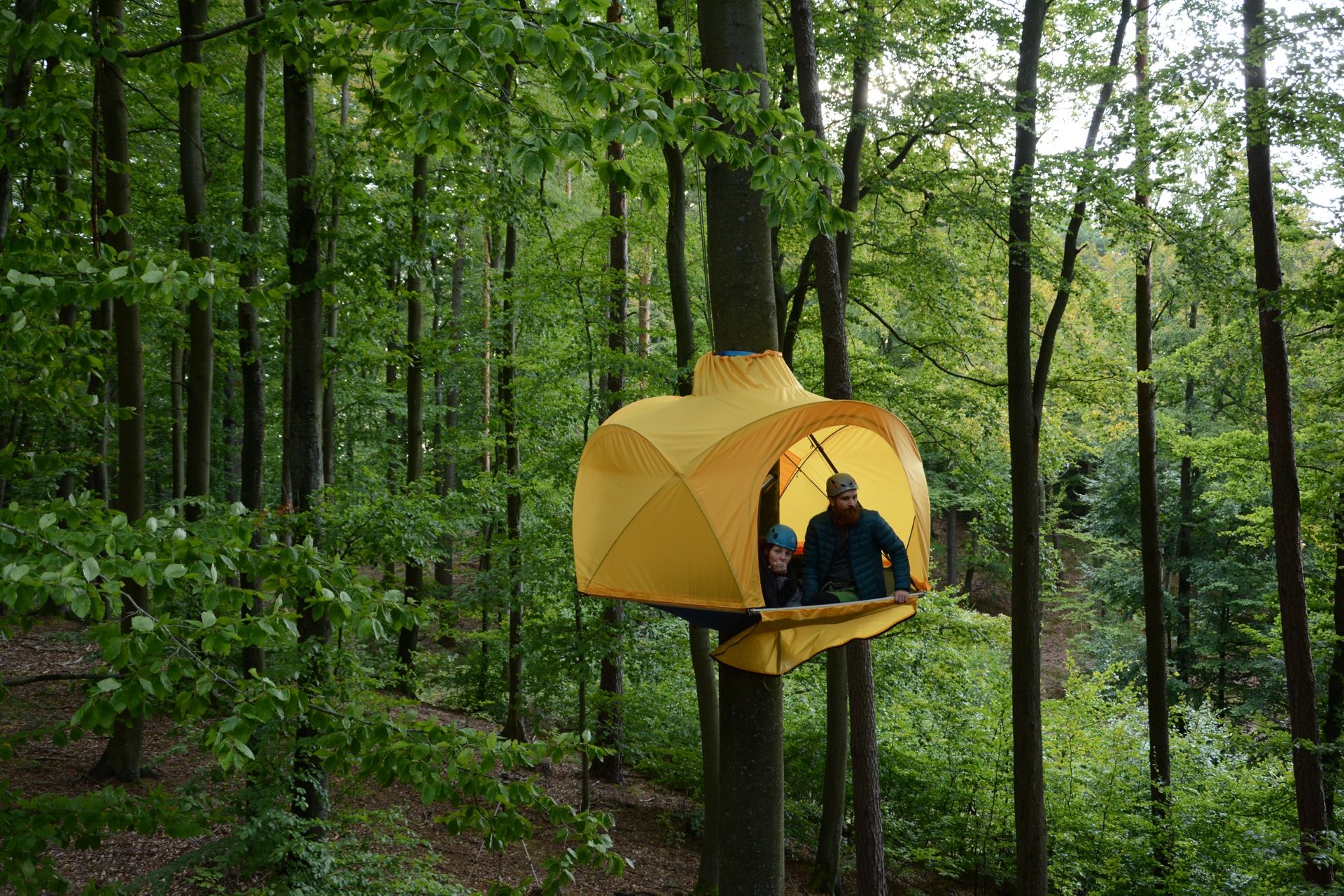 HUBA: Polak zaprojektował namiot, który wiesza się na drzewie