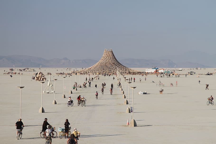 Na festiwale i koncerty prawdopodobnie poczekamy do jesieni 2021. Ale Burning Man 2020 odbędzie się… online