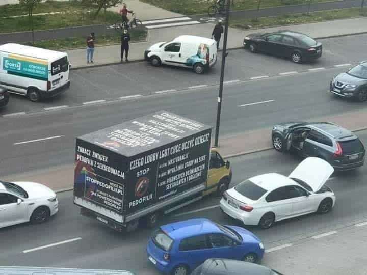 Warszawscy kierowcy zablokowali furgonetkę fundacji Kai Godek z hasłami anty-LGBT