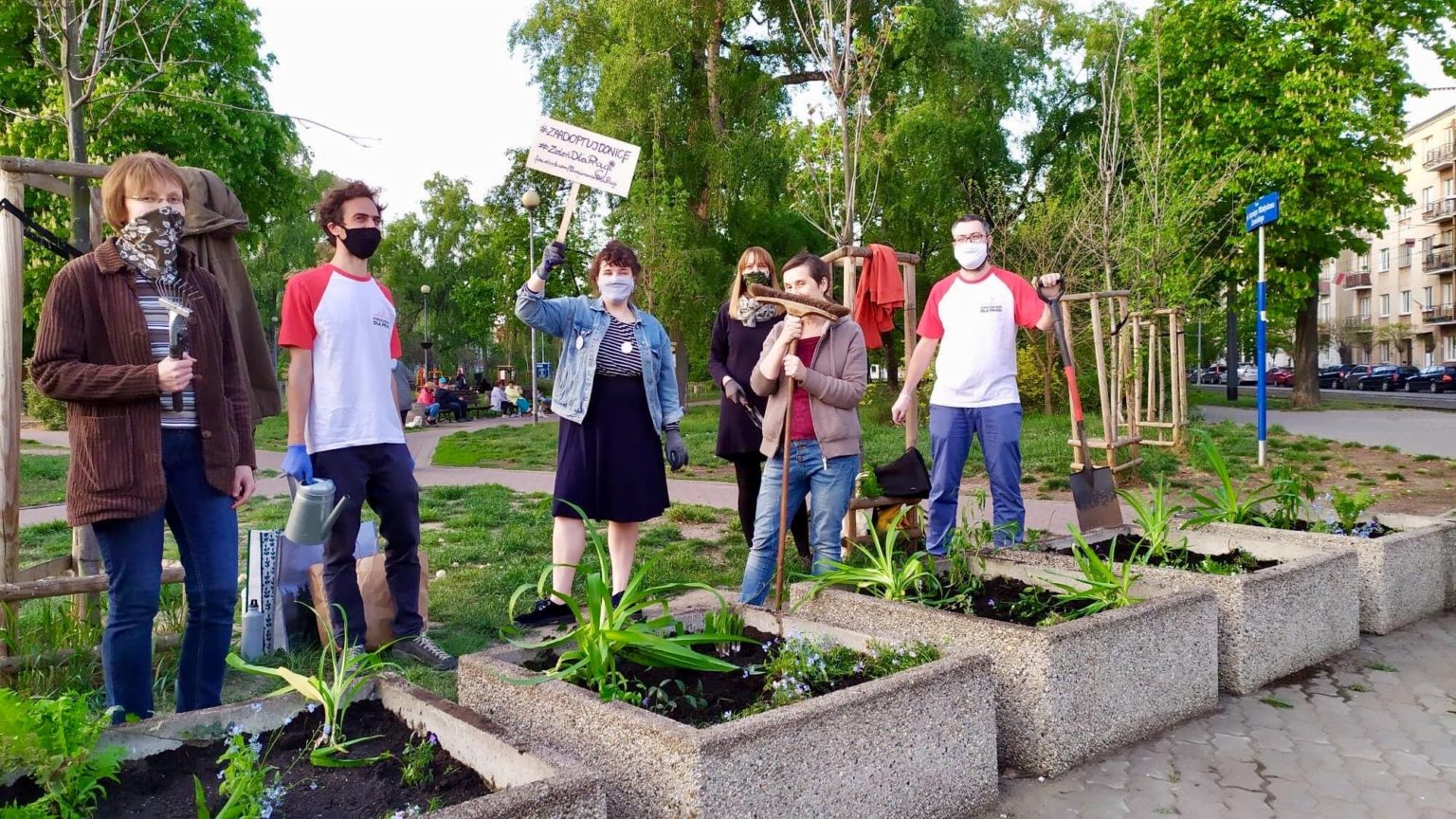 Mieszkańcy zazieleniają Warszawę biorąc udział w akcji „Zaadoptuj Donicę”