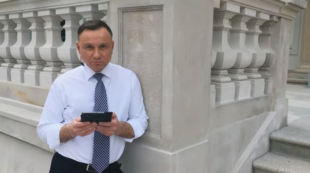 Prezydent Andrzej Duda rapuje w #hot16challenge