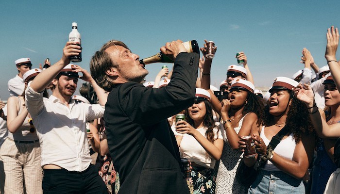 Mads Mikkelsen eksperymentuje z alkoholem w zwiastunie nowego filmu reżysera "Polowania"
