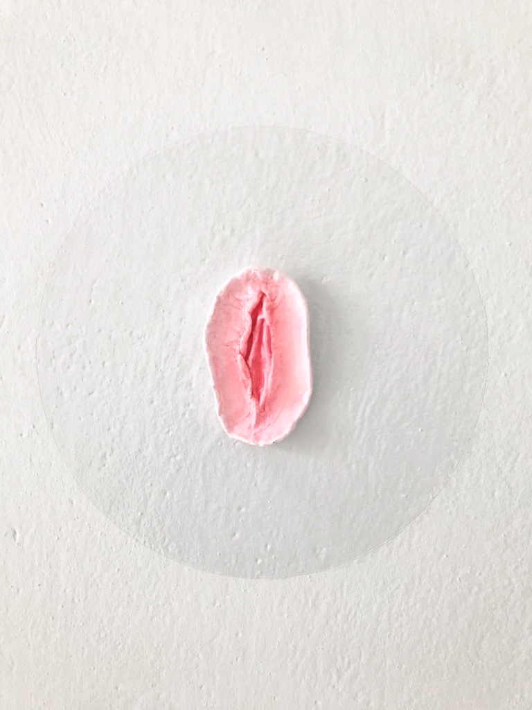 Jak mężczyźni kształtują kobiety? O szkodliwej tradycji opowiada artysta Misha Waks