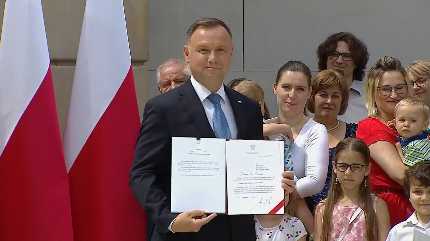 Zakaz adopcji dzieci przez pary jednopłciowe. Prezydent Duda podpisał projekt zmiany konstytucji
