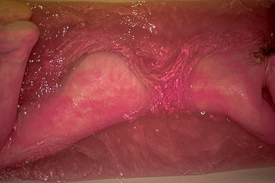 Wystawa „Ciała nieułożone” to intymny projekt fotografki Kasi Bielskiej. Możecie ją znać z licznych okładek K MAG-a