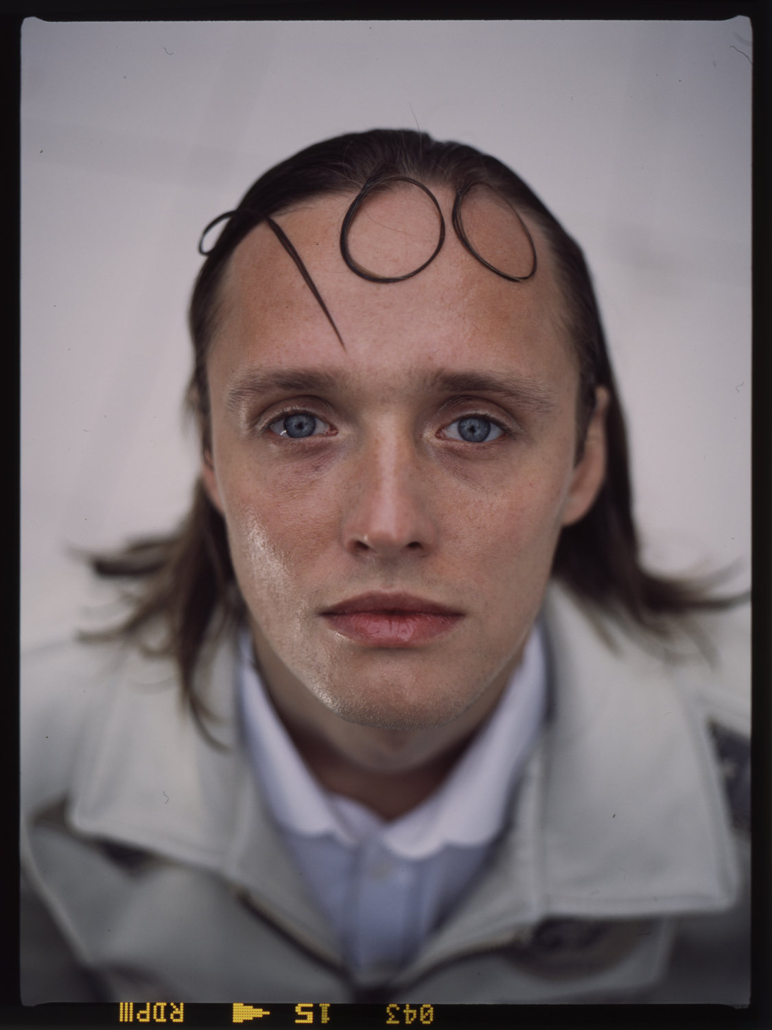 „Zamiast karmić się żalem i pielęgnować w sobie gniew, lepiej odpuścić”, mówi nam Bartosz Bielenia