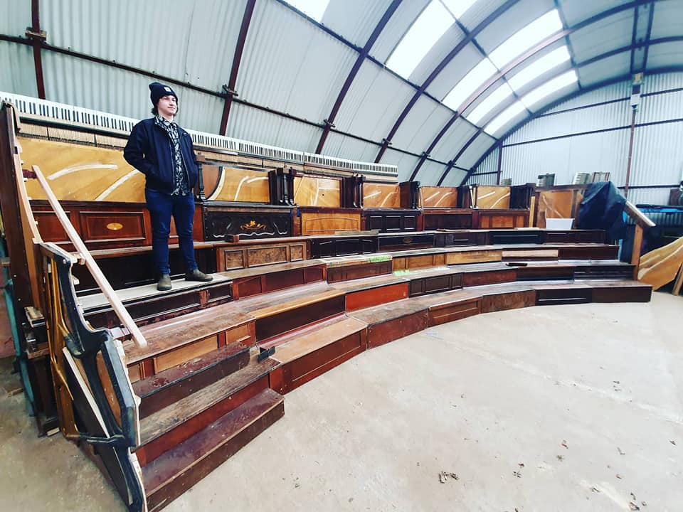 Grupa aktywistów zbudowała salę koncertową, która cała składa się... ze starych pianin