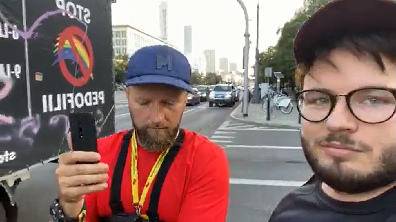 Aktywista przepytał kierowcę furgonetki anty-LGBT podczas zatrzymania obywatelskiego