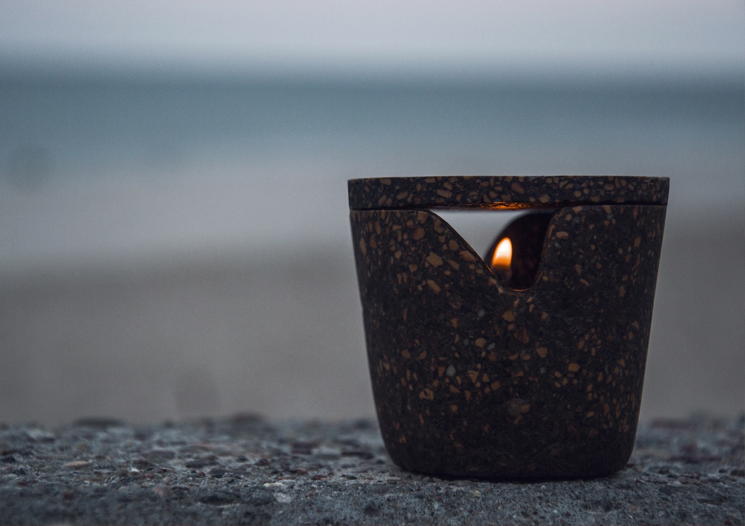 Polka stworzyła ekologiczny znicz z odpadów żywieniowych, który jest w pełni biodegradowalny