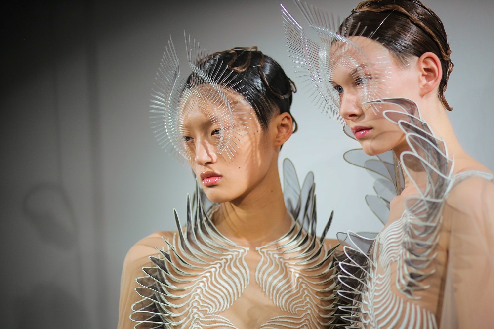 Haute Couture na wyciągnięcie ręki. Awangardowe kreacje Iris van Herpen zawitają do Poznania