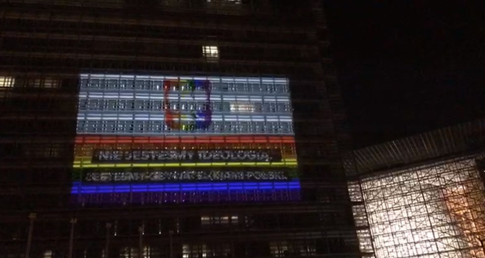 KPH podświetliło siedzibę Komisji Europejskiej w Brukseli na tęczowo! Chodzi o strefy anty-LGBT