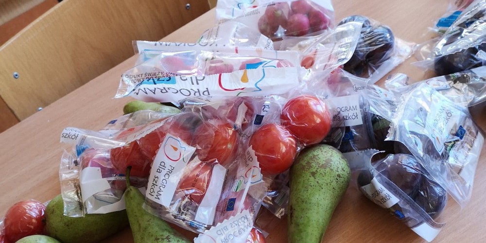 Rządowy program zapewnia szkołom owoce i warzywa pakowane pojedynczo w plastik