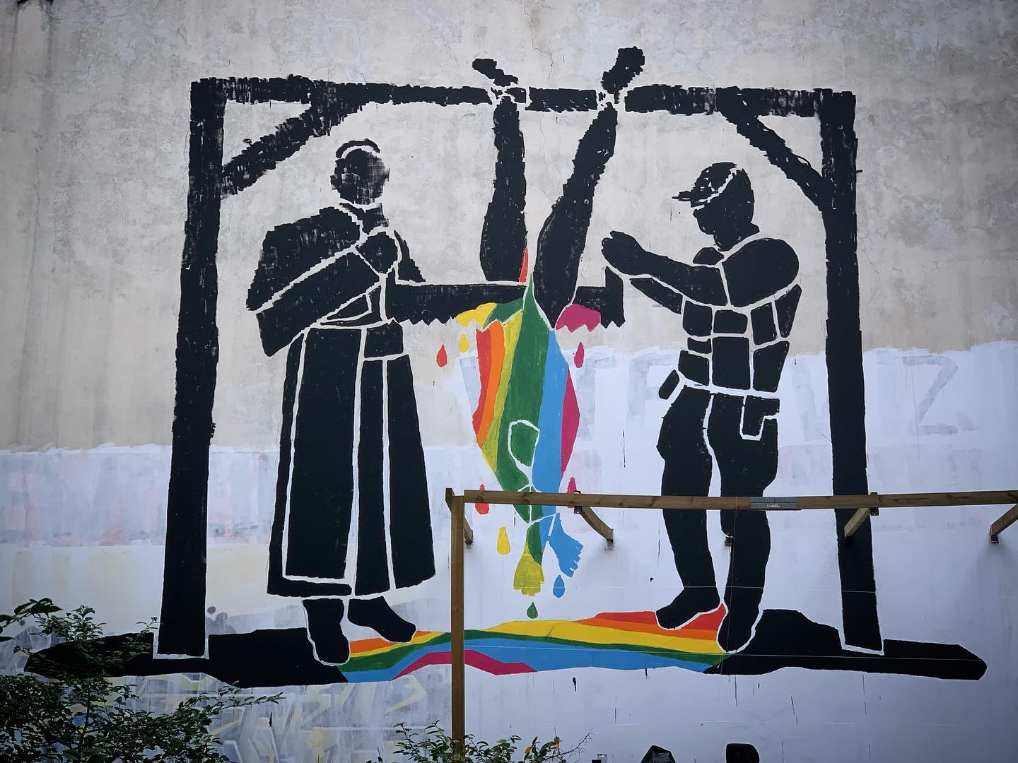 Ksiądz i policjant torturują osobę LGBT na nowym muralu w Warszawie