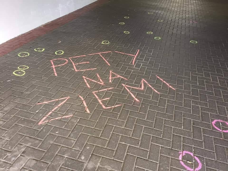 Kreda przeciwko petom na ulicach miast. Każdy może dołączyć się do akcji