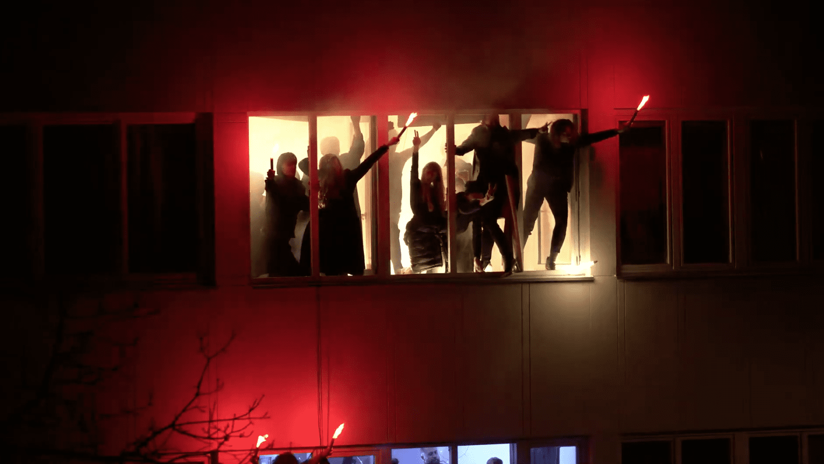 „A kysz!". Artyści wystawili „Dziady" pod domem Kaczyńskiego