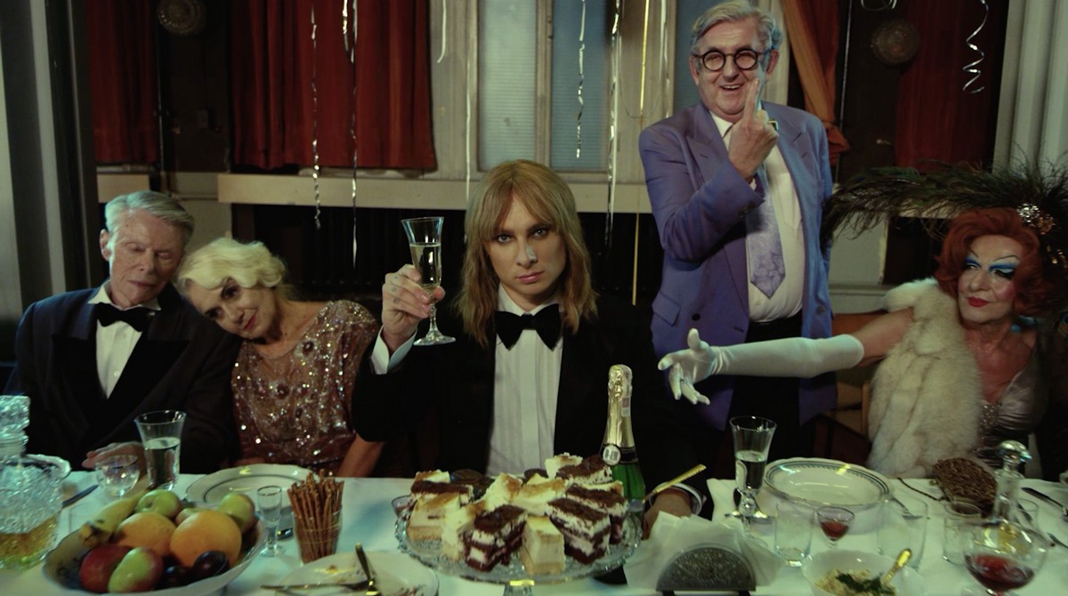 Ralph Kaminski hucznie świętuje swoje urodziny w klipie do „2009"