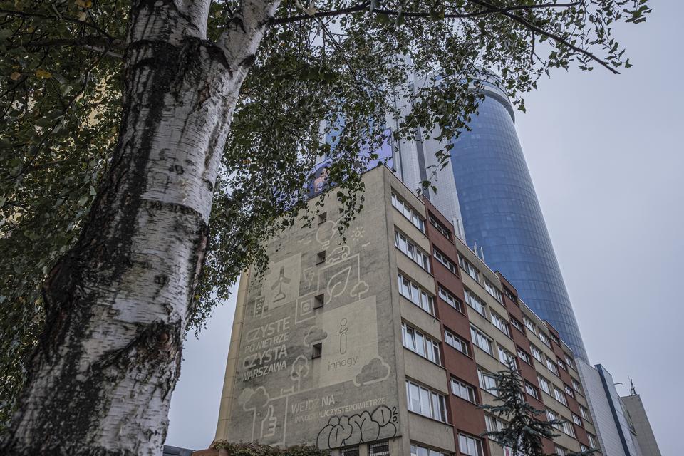 Wodne murale ukazują skalę smogu i brudu, w którym na co dzień żyją warszawiacy