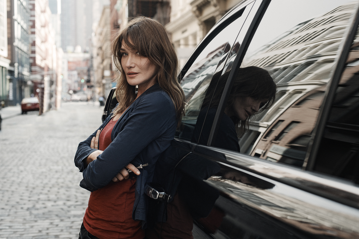 Carla Bruni: „Dzięki modzie lat 90. kobiety poczuły się silne i wyzwolone” [wywiad]