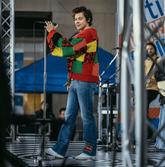 Tęczowy sweter Harry'ego Stylesa zapisze się na kartach historii. Londyńskie muzeum wykupiło projekt