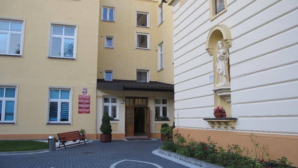 Katolickie liceum zakazuje uczniom m.in. seksu i picia alkoholu. Również poza szkołą