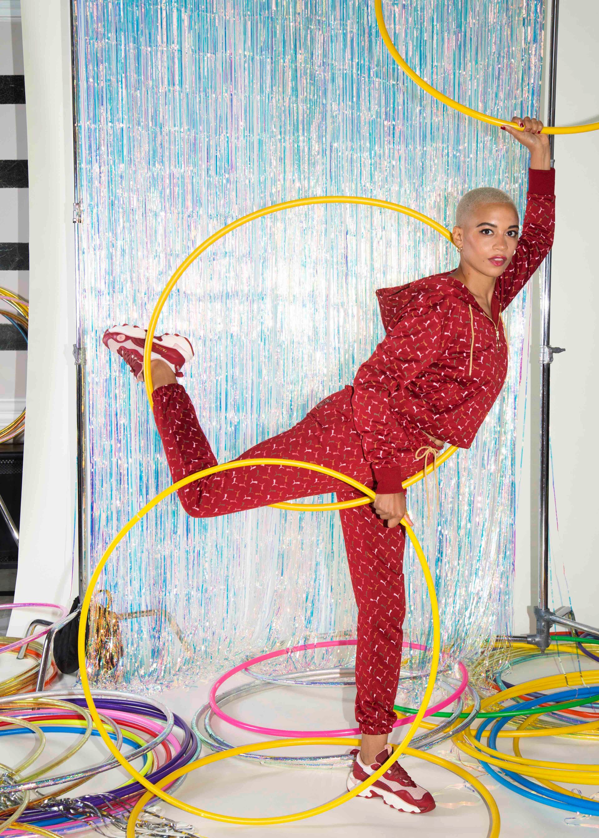 Akrobatki cyrkowe – jaki mają styl? Dowiecie się z najnowszej kolekcji PUMA x Charlotte Olympia