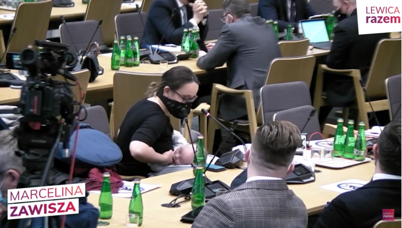 Posłanka karmiła piersią podczas posiedzenia komisji sejmowej. W sieci zawrzało