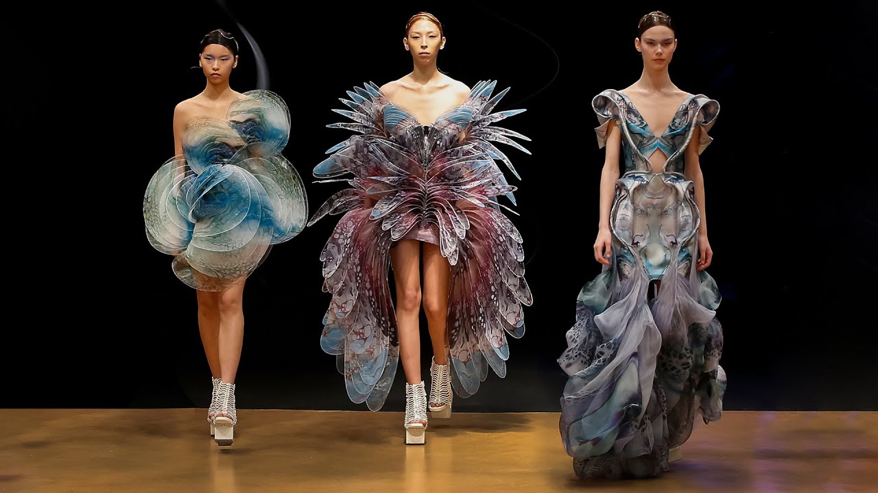 Iris van Herpen z kolekcją haute couture inspirowaną światem grzybów. Efekt? Niesamowity