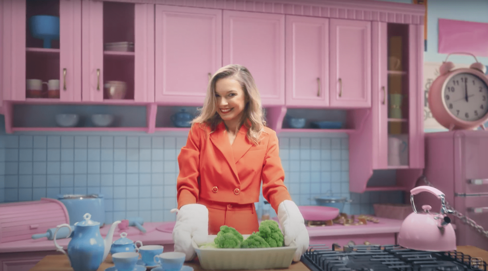 TVP pokazało cukierkowy zwiastun kanału TVP Kobieta. Róż, szpilki, sprzątanie i budka z lodami