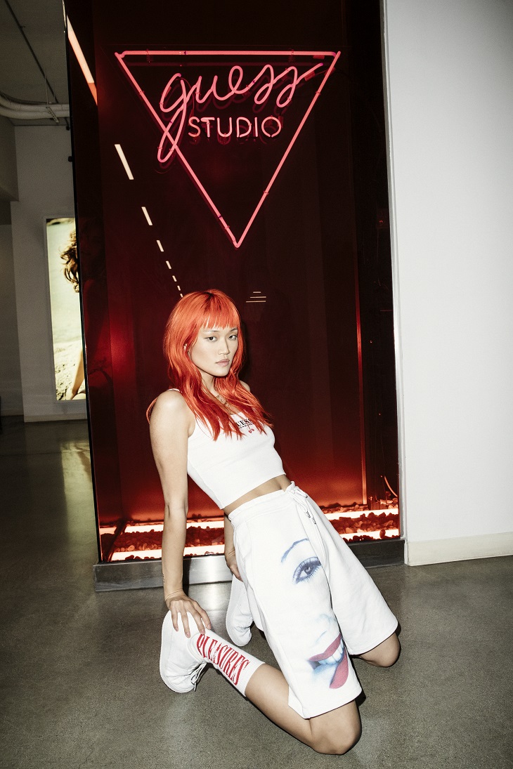 Guess? przedstawia kolekcję Guess Originals x Pleasures Drew Barrymore. Jest nostalgicznie, ale nie tylko!