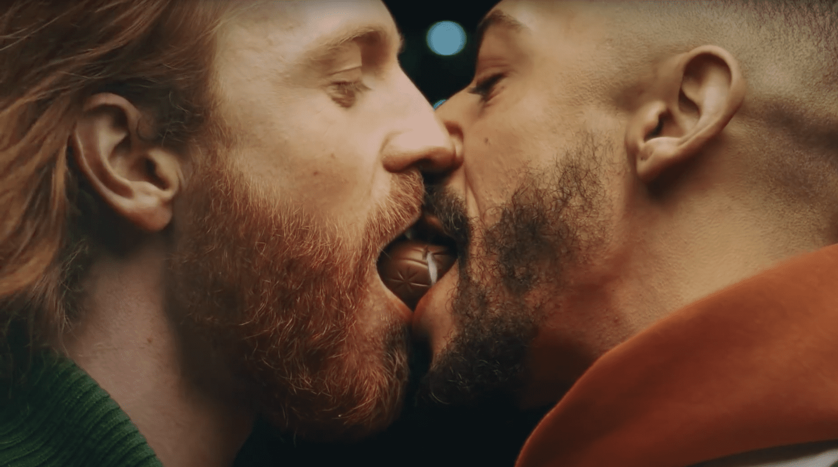 Burza wokół męskiego pocałunku w reklamie czekoladowych jajek. „Sprzedawanie seksu dzieciom"