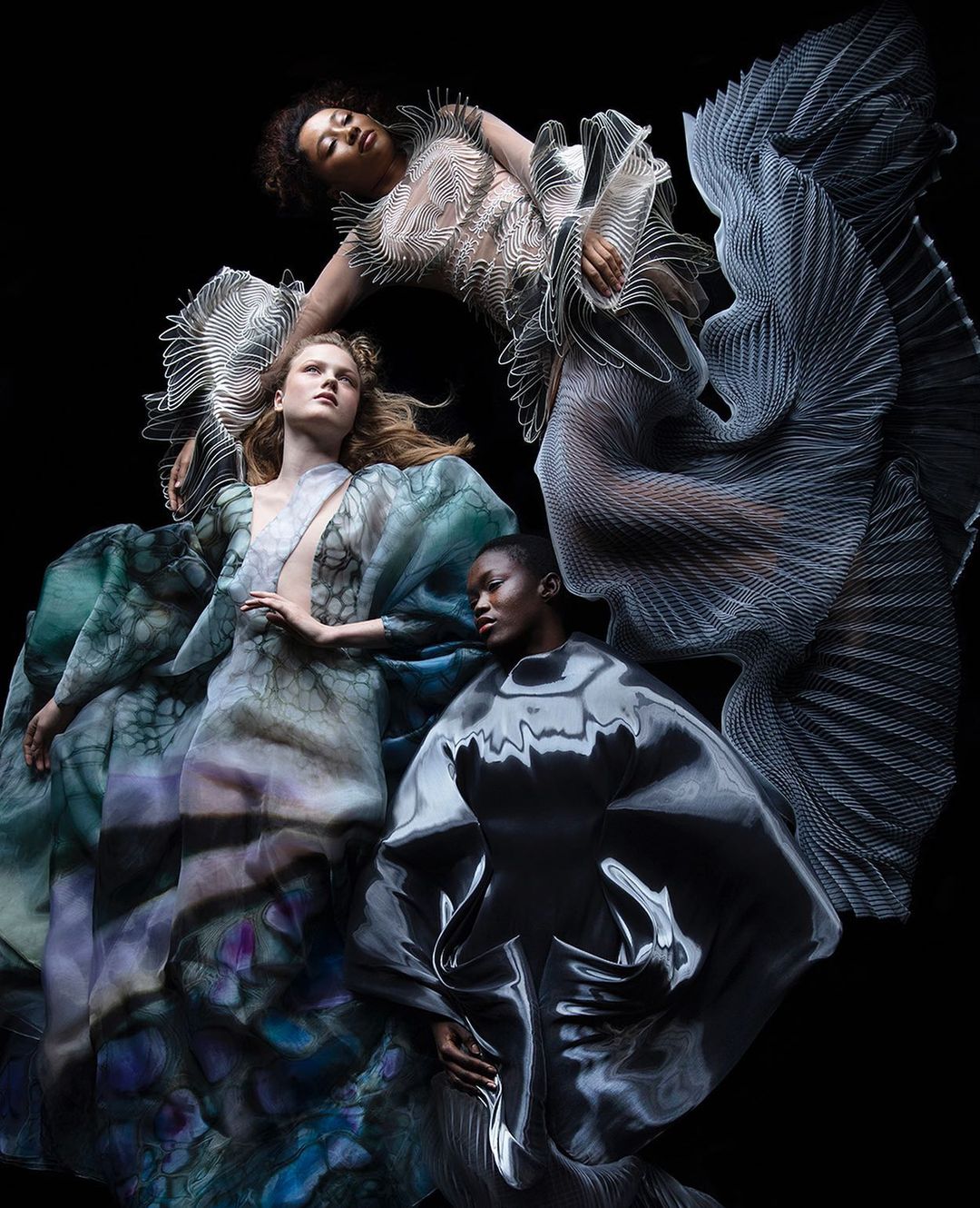 Ucieczka w bezpieczną iluzję piękna. Parę słów o haute couture 2021