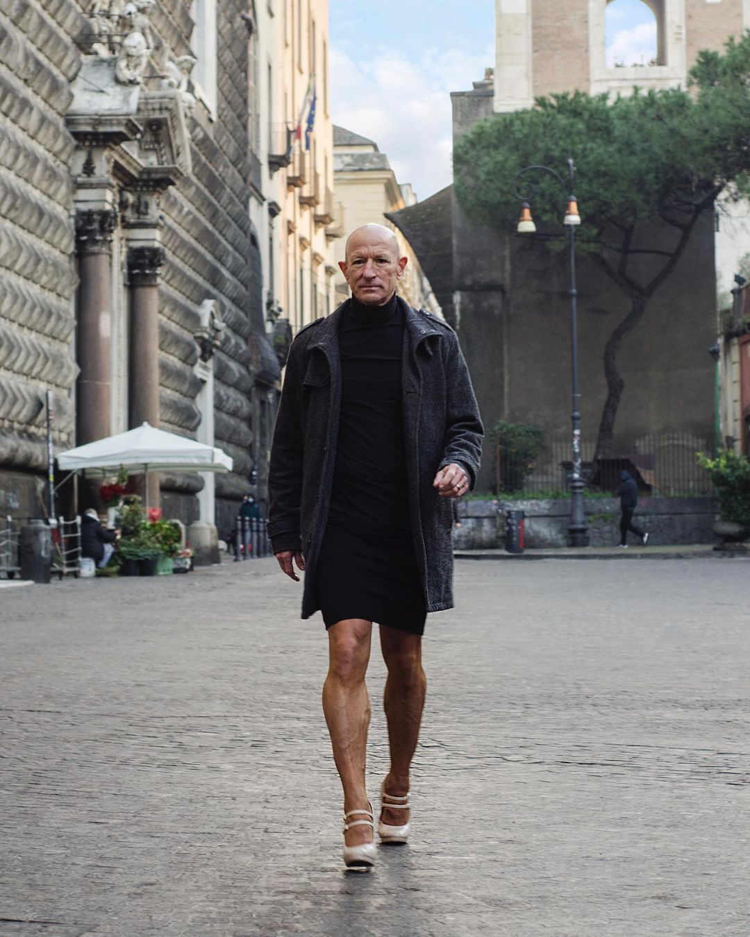 61-latek w spódnicach i wysokich szpilkach. Mark Bryan podbija internet!