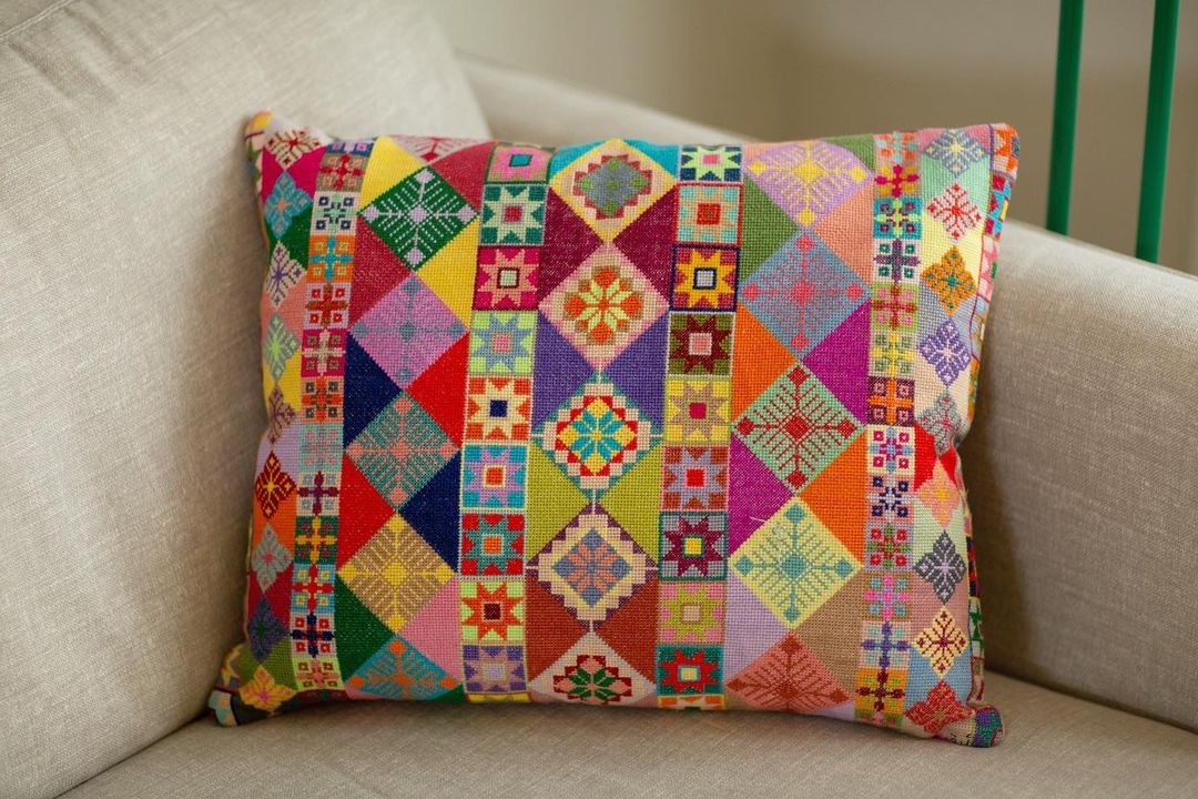 Kupując te piękne poduszki, pomagasz kobietom w Syrii. Przedstawiamy Sabbarę