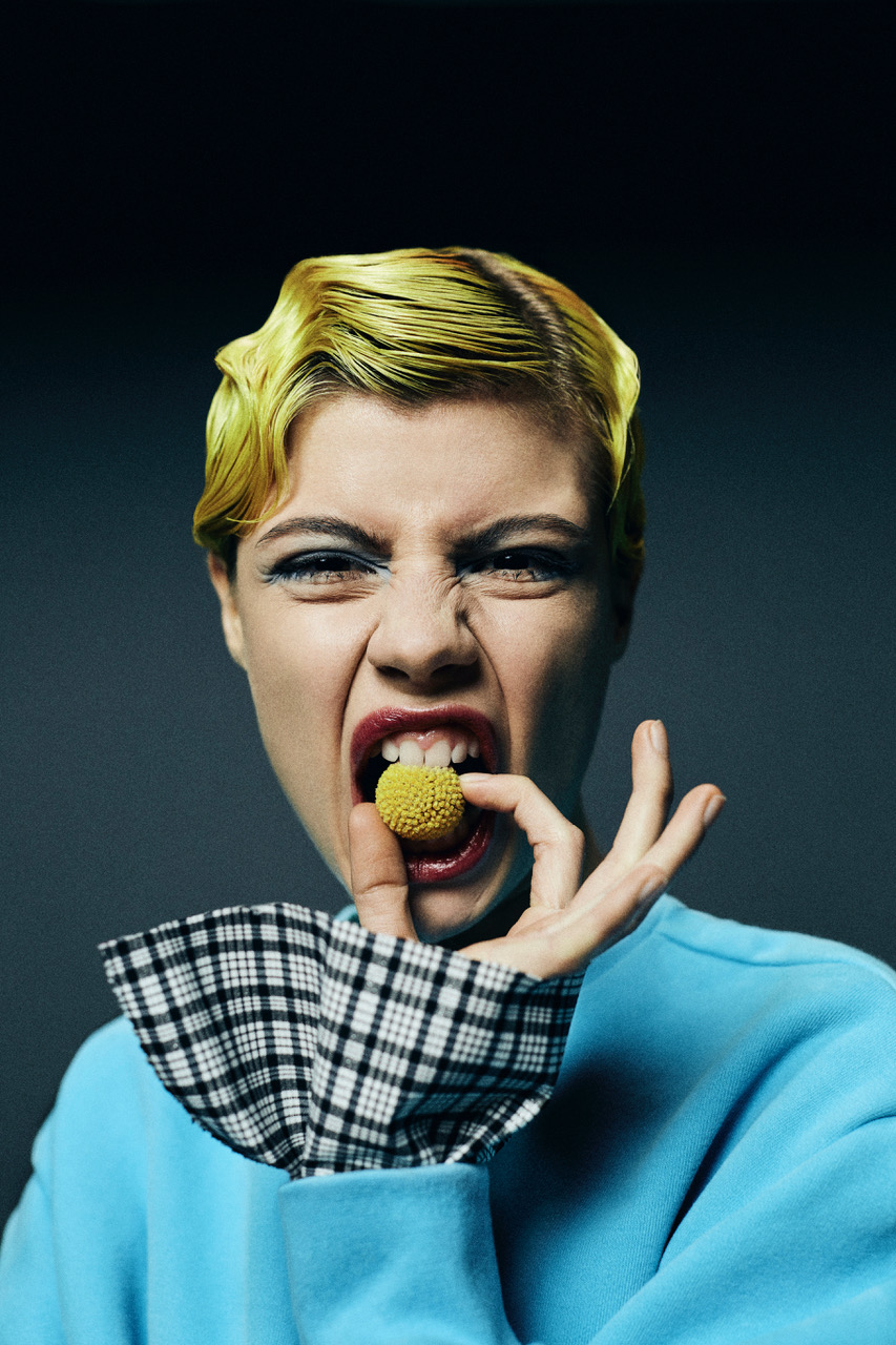 Włosy, kwitnięcie i ekspresja. Takie właśnie są główne motywy sesji Krystiana Lipca