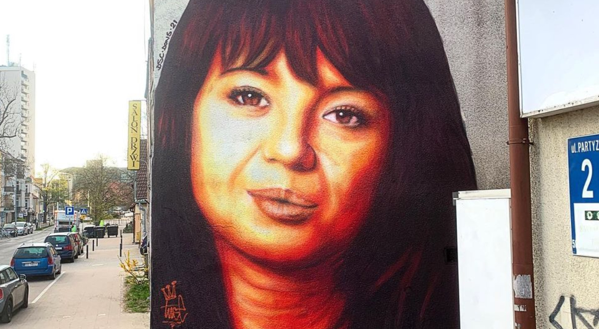 Kontrowersyjny mural Ani Przybylskiej poprawiony. Już nie wygląda jak Holecka?