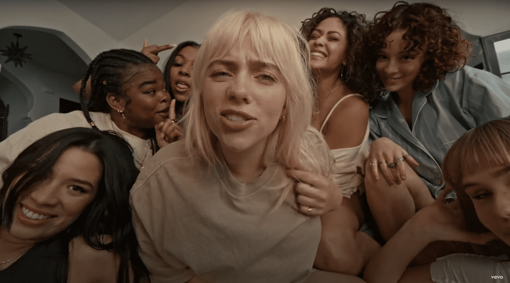 Jest nowy singiel promujący nadchodzący album Billie Eilish (a także dziewczęcość i siostrzeństwo)