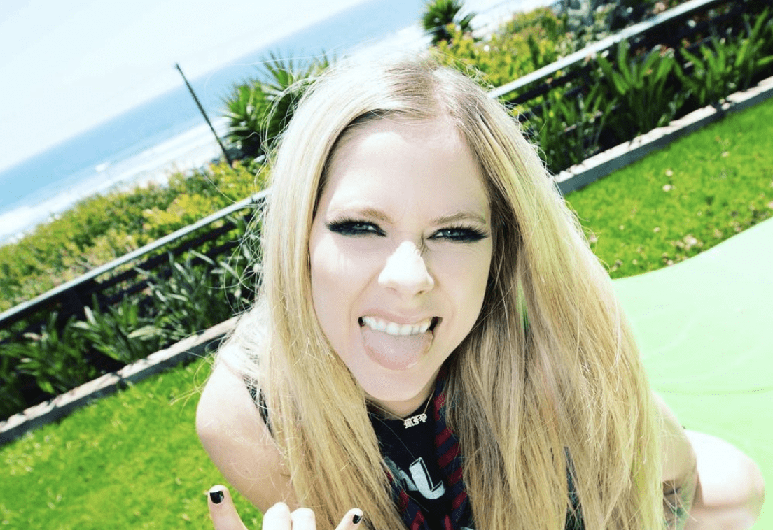 Avril Lavigne zadebiutowała na TikToku nowym klipem do „Sk8er Boi”, w którym wystąpił Tony Hawk