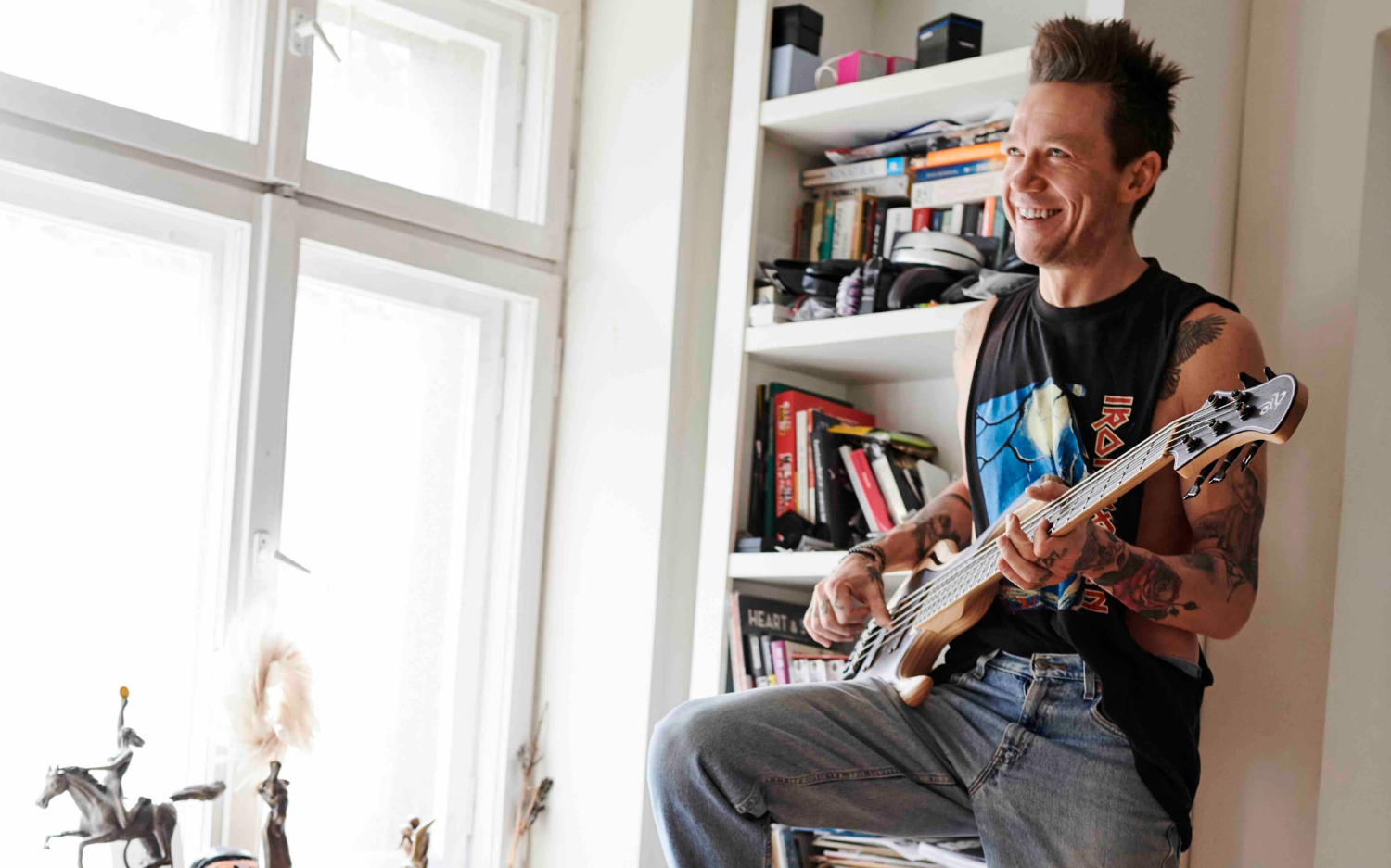 Wojtek Mazolewski sam zaśpiewał i złapał za gitarę w nowym psychodelicznym utworze