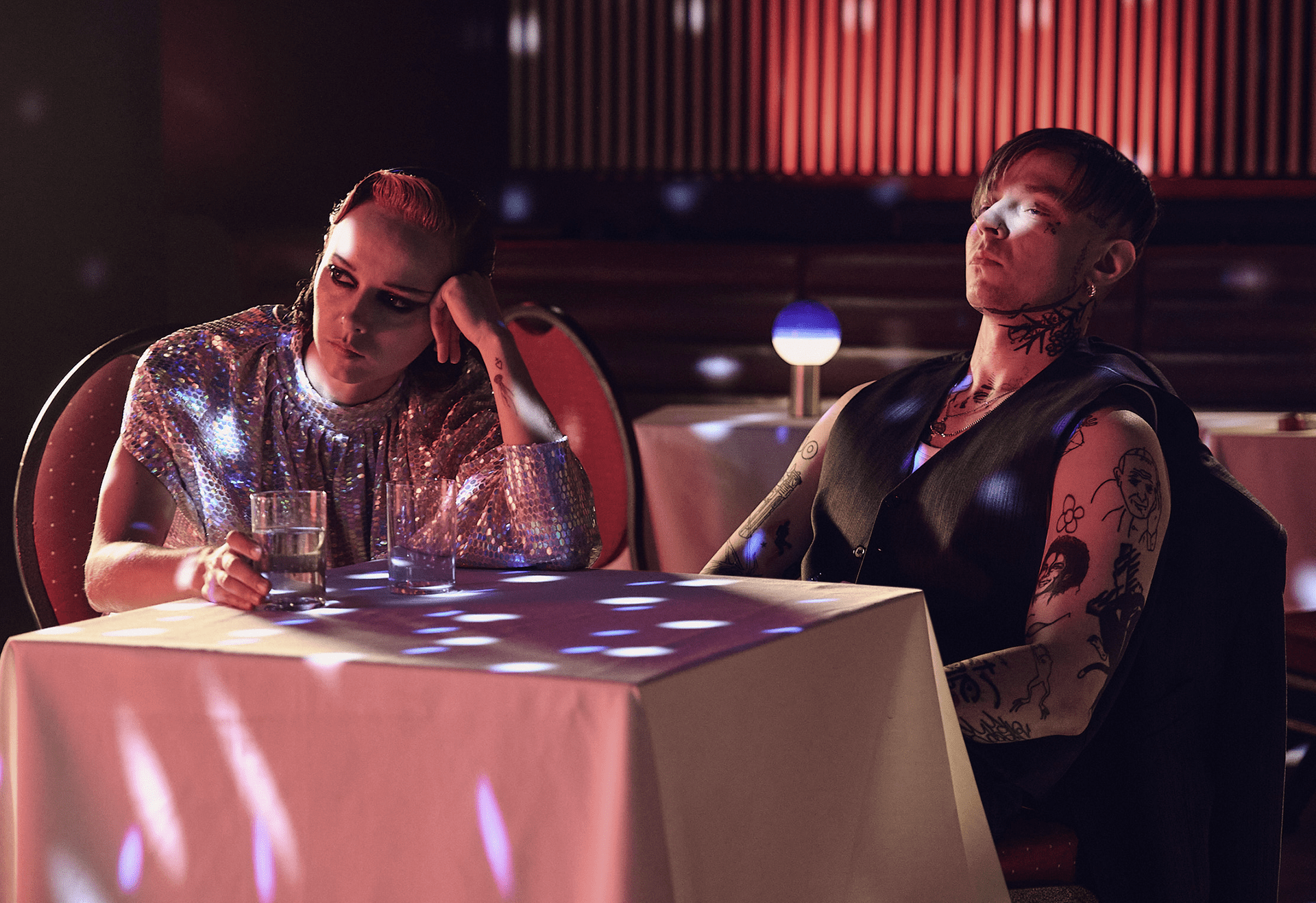 Brodka, Tymek i Urbański promują serial „Rojst '97” przerabiając klasyczną polską piosenkę