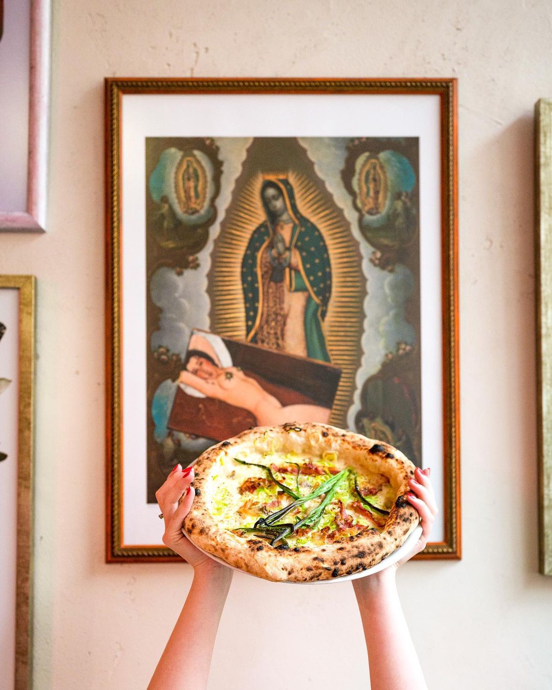 Policja skonfiskowała obraz w pizzerii, bo „obraża czyjeś uczucia religijne"