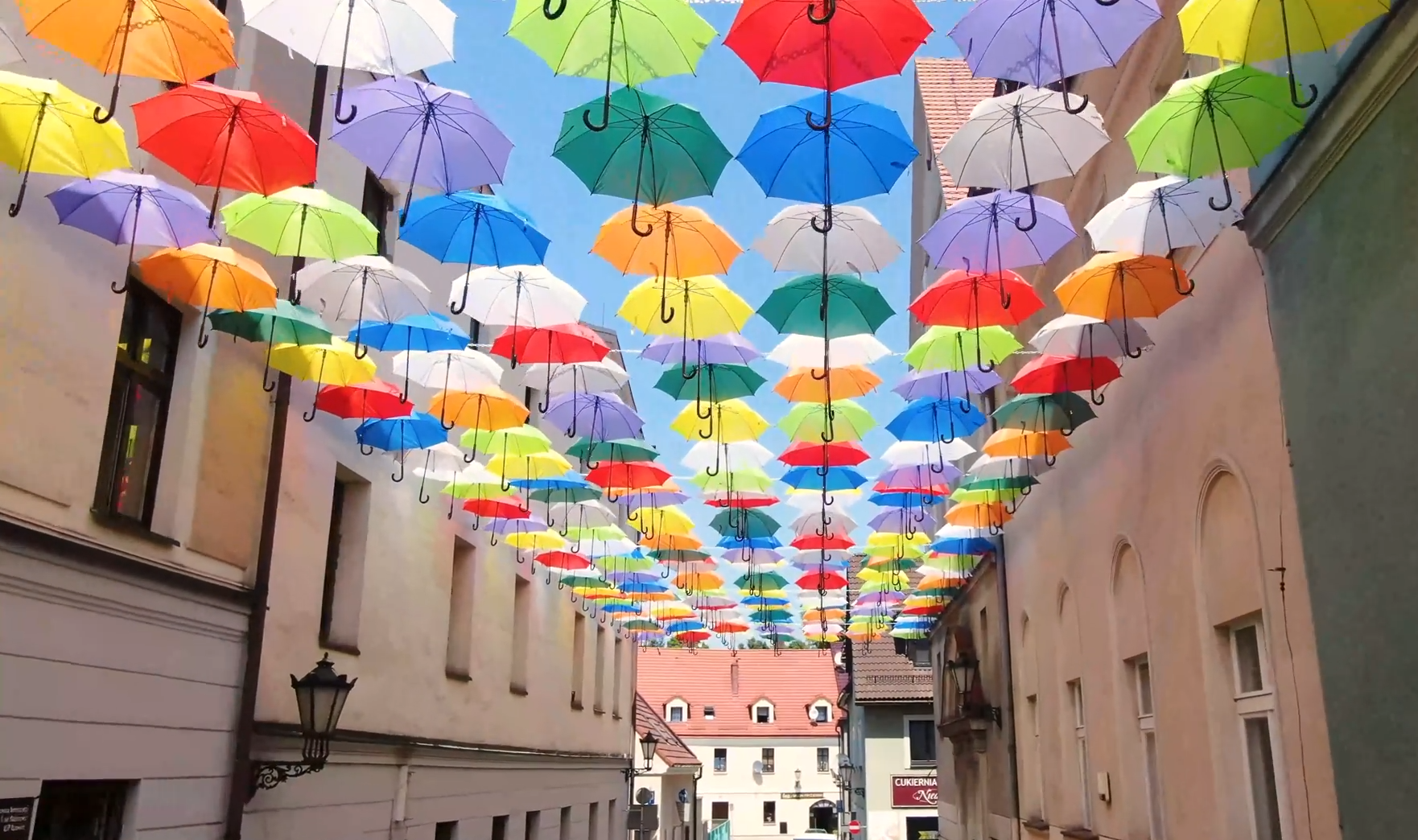 Radny PiS przeciwny kolorowym parasolkom. Według niego to „inscenizacja tęczowej flagi”