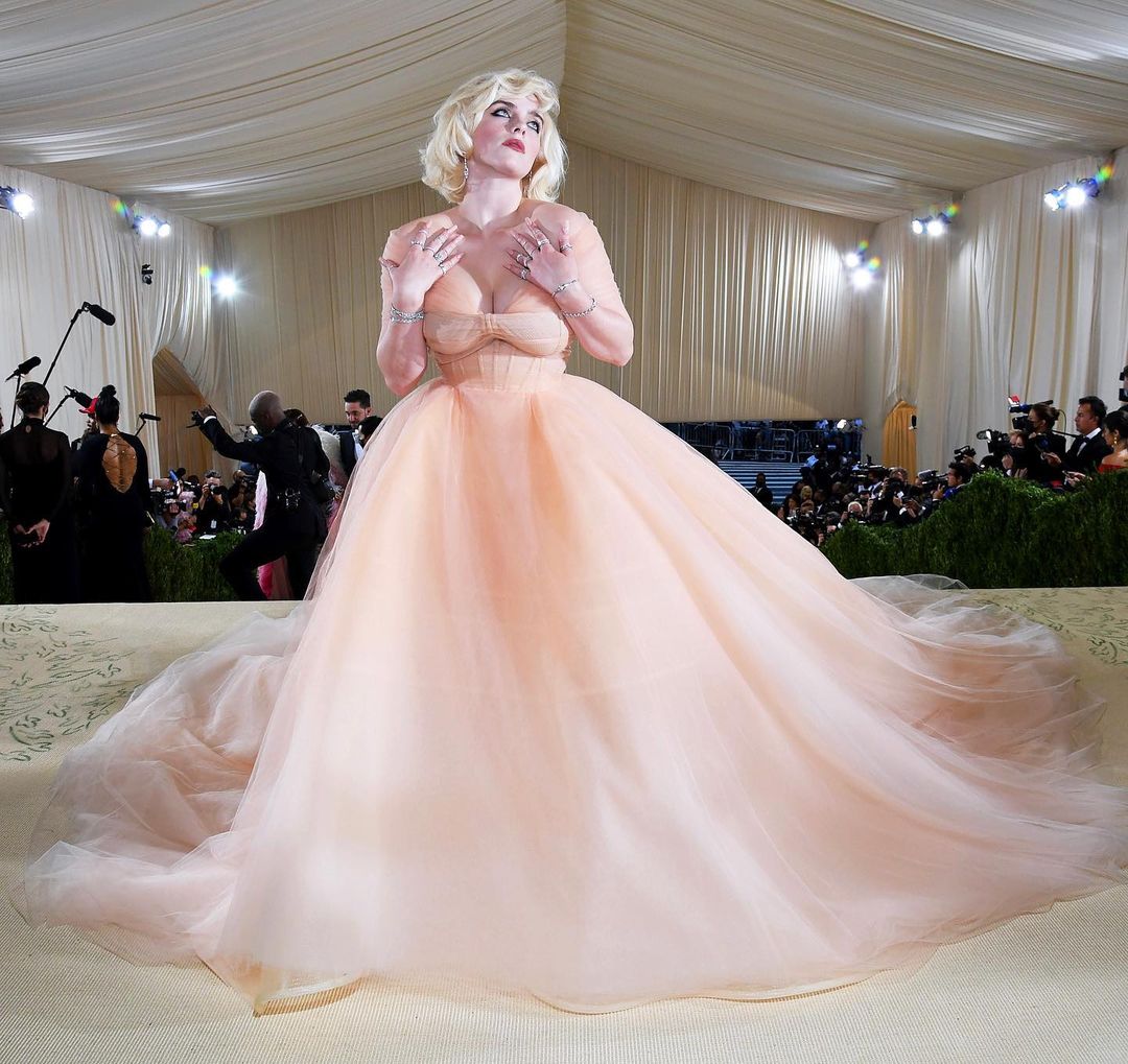 Oscar de la Renta przestanie używać naturalnego futra. Wszystko dzięki Billie Eilish