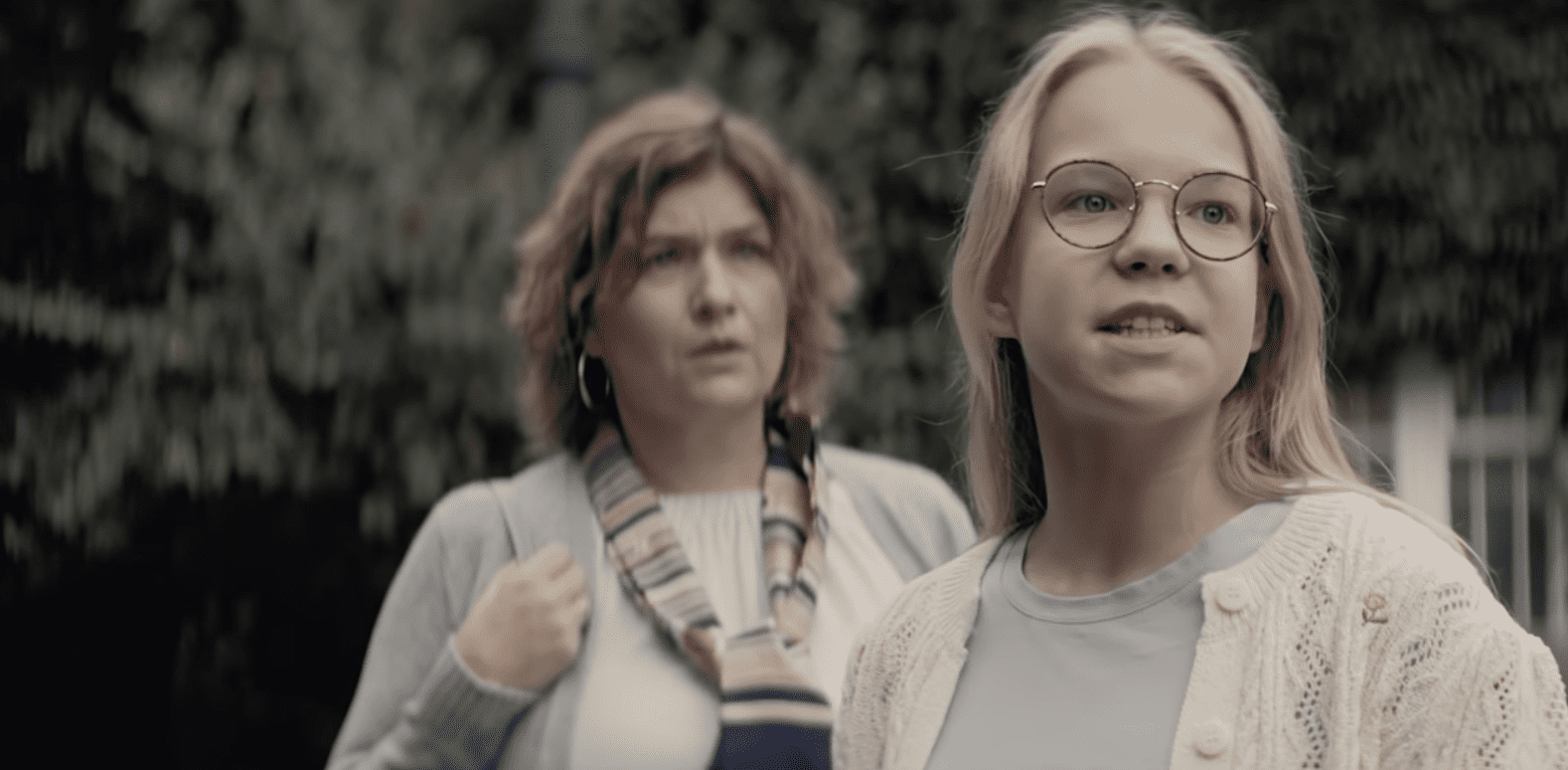 Uczennica zwraca się do pary nastolatek słowami Czarnka w mocnym spocie kampanii Wolna Szkoła