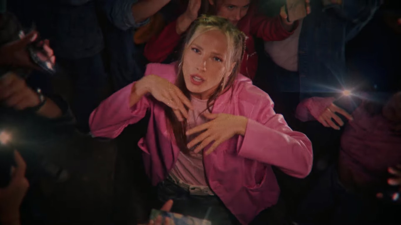 Klaudia Szafrańska w imprezowym klipie do singla z Janem-rapowanie